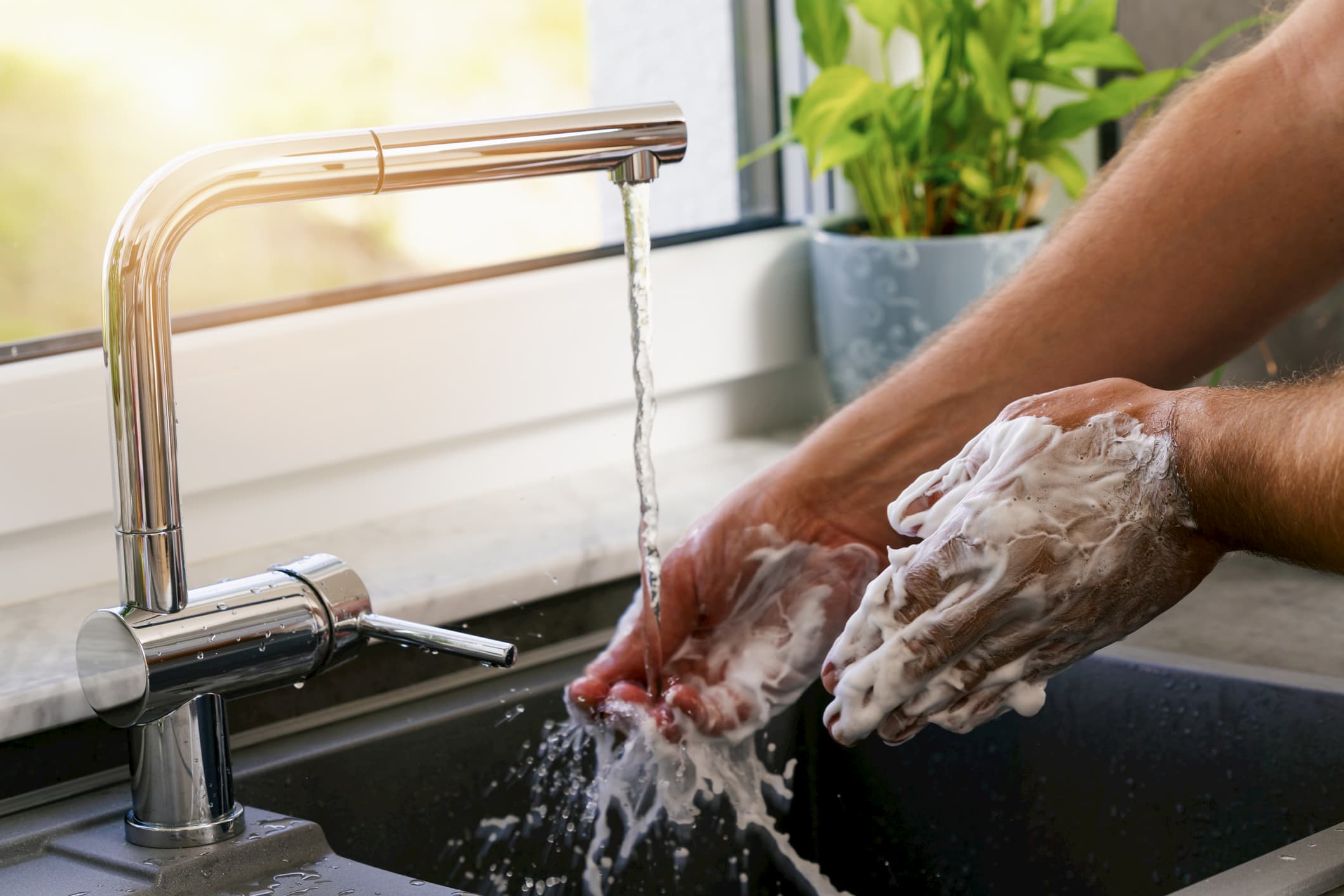 Окр моет руки. Человек моет руки. Человек моющий руки. Красиво мытья рук. Мытье рук на кухне.